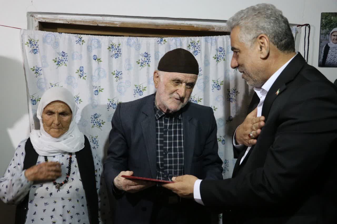 دیدار استاندار گیلان با خانواده شهید اهل تسنن در شهرستان تالش