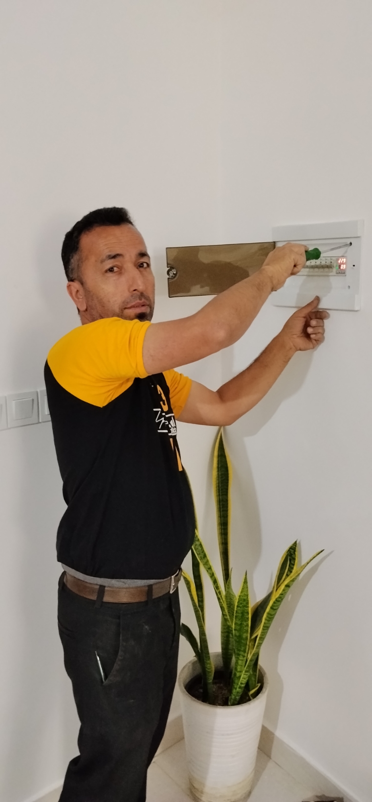 اسماعیل نیرومند برق کار منصف شهر رشت